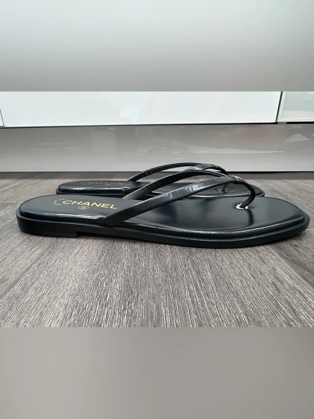 2026 CHANEL Black leather GOLD CC Logo FLIP FLOP Slides Flat Sandals 41.5C BLAZY
